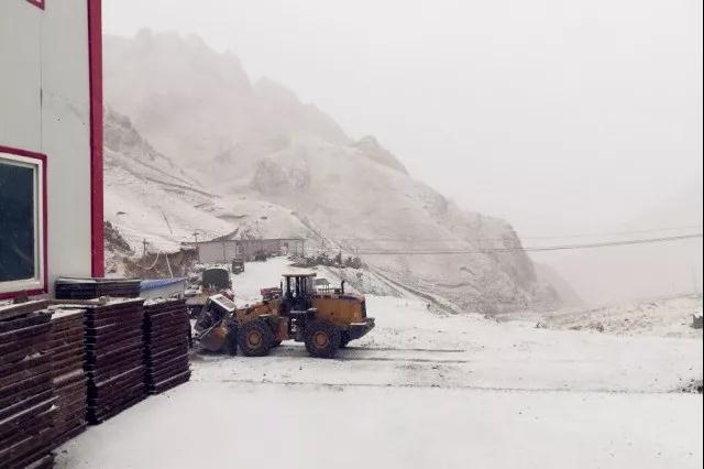 人間四月芳菲盡，山中春雪還復(fù)來