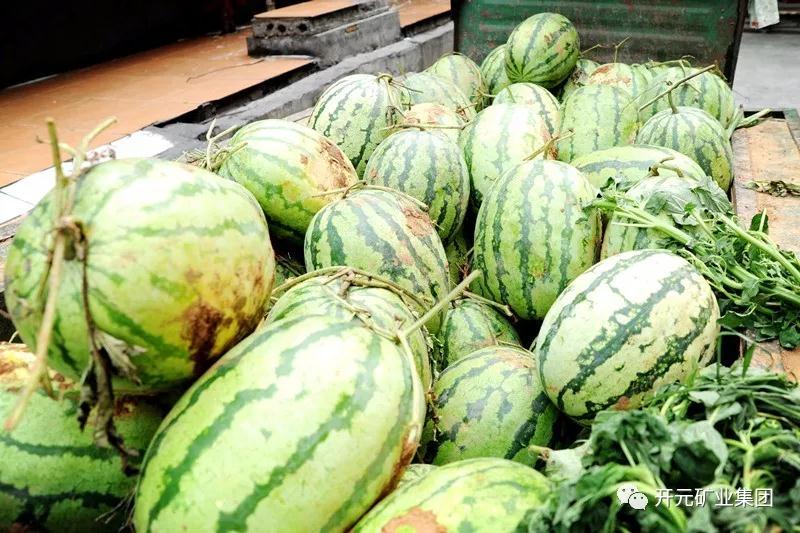 買下一整車西瓜，讓瓜農(nóng)早點(diǎn)回家